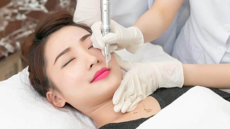 Kiên trì bôi tinh chất B5 phục hồi và che chắn chống nắng kỹ càng giúp mảng da chai tê mau bong tróc an toàn