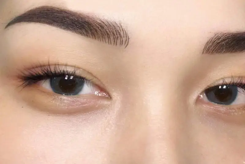 Sự kết hợp hoàn hảo giữa kỹ thuật khắc sợi đầu mày và phun Ombre đuôi mày mang lại phom dáng sắc nét mà vẫn mềm mại tự nhiên