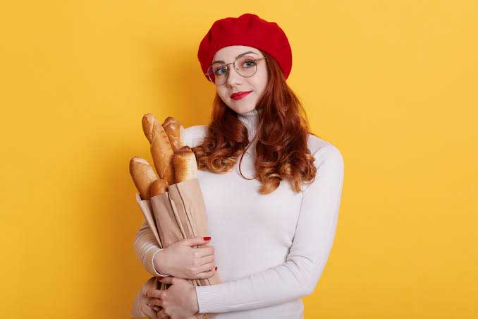Ưu tiên các dòng bánh mì ruột mềm thanh nhẹ, kiêng bánh mì kẹp nhiều gia vị cay mặn và có lớp vỏ cứng ráp