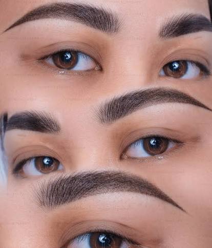 Kỹ thuật viên kết hợp linh hoạt giữa khắc sợi siêu vi phần đầu và phun rải hạt tầng nông phần đuôi cho phom mày hoàn hảo