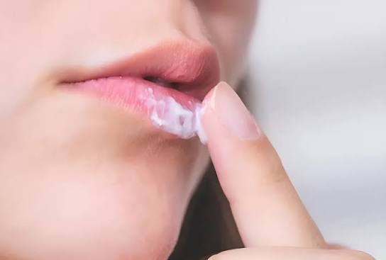 Phân biệt rõ các dòng sản phẩm an toàn nên dùng và những loại kem bôi cần tránh để không gây thâm sạm hay kích ứng môi