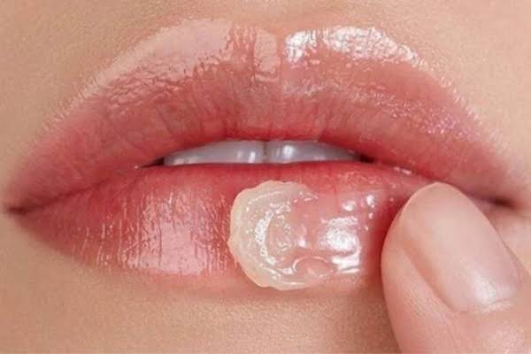 Giải đáp thắc mắc về các loại sản phẩm nên bôi sau khi phun môi giúp môi mau lành, bong nhanh và lên màu chuẩn đét