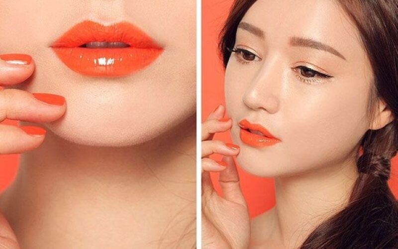 Sắc môi cam tươi nổi bật, mang lại vẻ đẹp năng động, tươi trẻ và bừng sáng toàn bộ khuôn mặt.