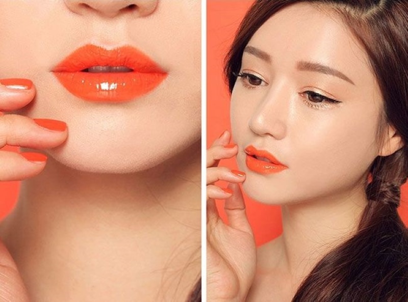 Sắc môi cam tươi nổi bật, mang lại vẻ đẹp năng động, tươi trẻ và bừng sáng toàn bộ khuôn mặt.