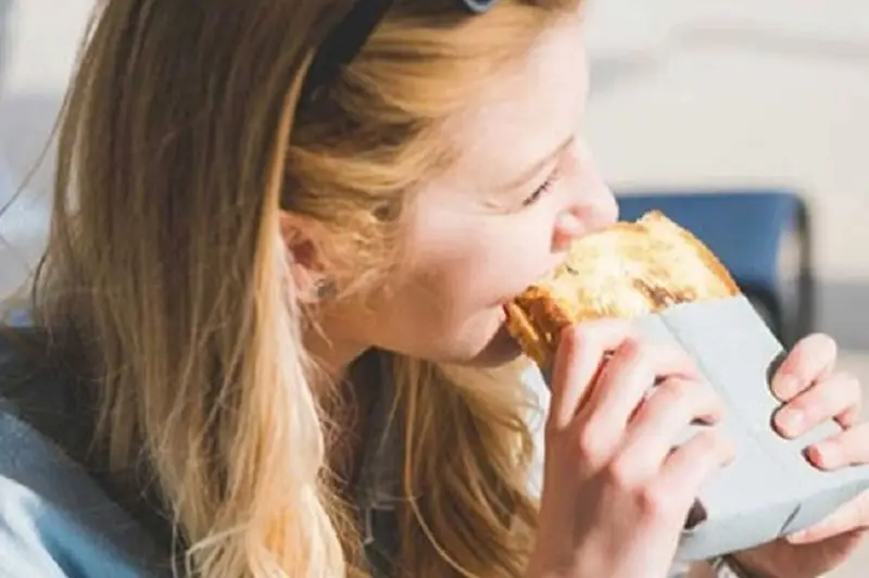 Sau khi phun môi bạn hoàn toàn có thể ăn bánh mì, tuy nhiên cần lựa chọn loại bánh mềm và lưu ý kỹ phần nhân đi kèm