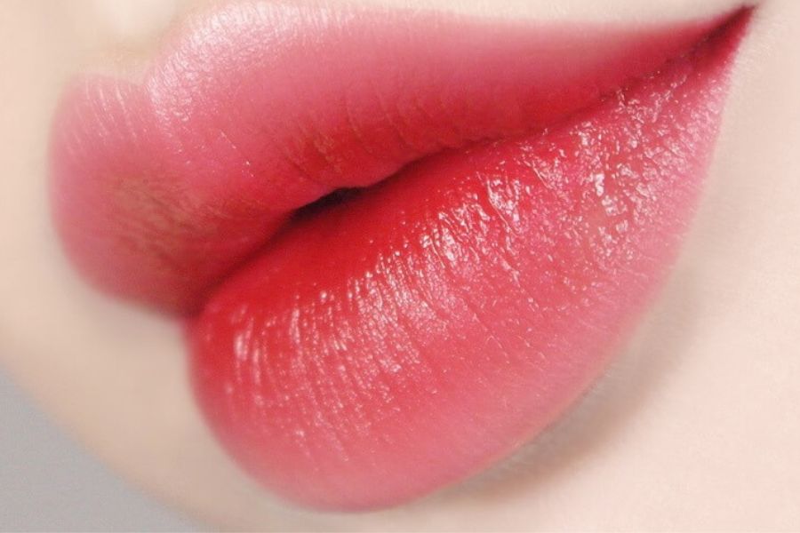 Bờ môi lên màu tươi tắn, mịn màng tự nhiên sau khi phục hồi nhờ chế độ ăn uống và chăm sóc đúng cách