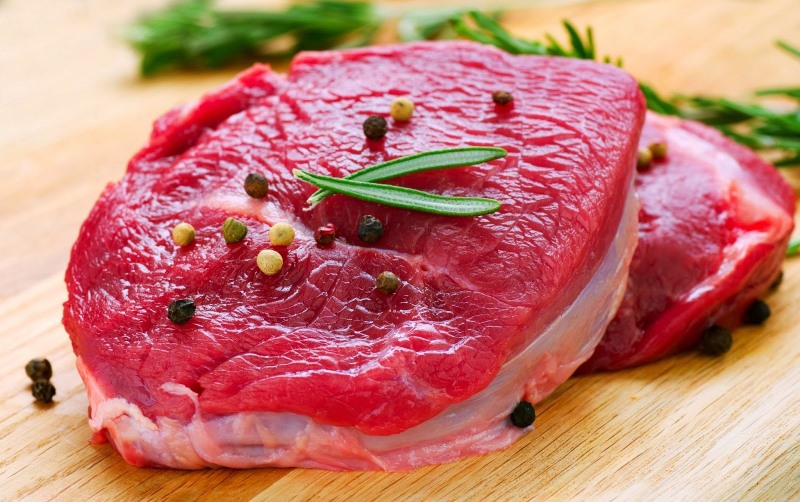 Lượng đạm cao và sắc tố sẫm màu trong thịt bò dễ khiến môi non bị tối màu, loang lổ và tăng nguy cơ để lại sẹo