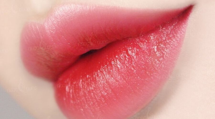 Màu môi đỏ hồng bung nở tươi tắn, bề mặt môi căng mịn tự nhiên và bền bỉ sau khi hồi phục hoàn toàn