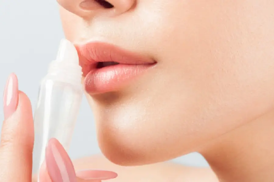 Giải đáp thắc mắc về việc bôi dưỡng khi môi chưa bong vảy và bí quyết giữ bờ môi mềm mại, hỗ trợ bong vảy mịn màng