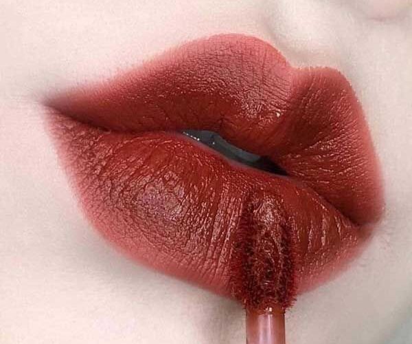 Màu môi đỏ gạch bung nở đằm thắm, bề mặt môi căng mịn tự nhiên và bền bỉ sau khi hồi phục hoàn toàn