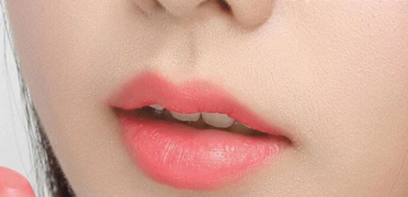 Sự biến đổi ấn tượng từ nền môi nhợt nhạt sang bờ môi hồng cam sữa căng mọng, tươi tắn tự nhiên