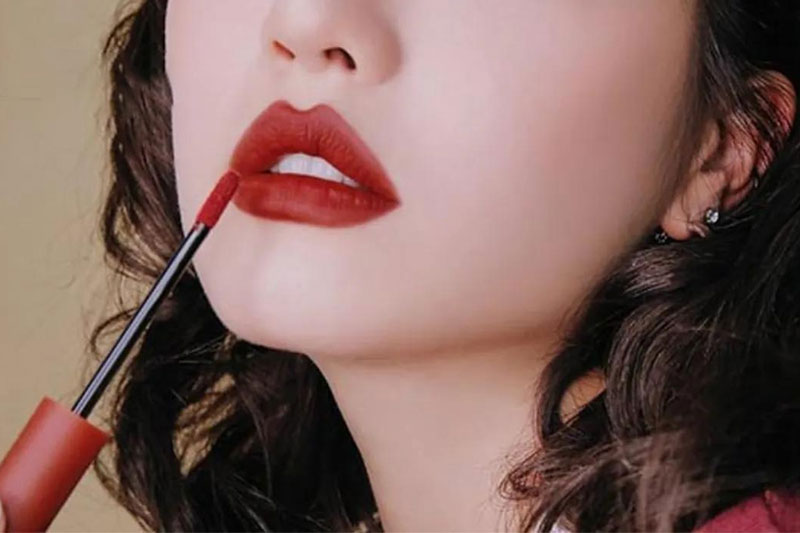 Khắc phục hoàn toàn xỉn màu viền môi, phủ sắc đỏ đất ấm áp giúp diện mạo bừng sáng và quyến rũ rõ rệt