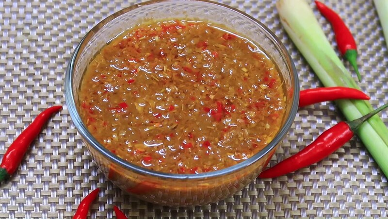 Độ mặn cao, đạm mắm lên men và gia vị cay nóng trong mắm nêm có thể gây xót rát, ngứa tấy và thâm xỉn màu môi.