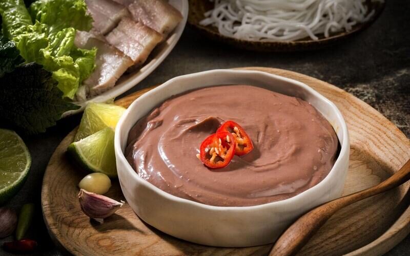 Hàm lượng muối mặn đậm đặc cùng histamine trong cá muối tiềm ẩn nguy cơ gây kích ứng, xót rát và thâm sạm màu môi.
