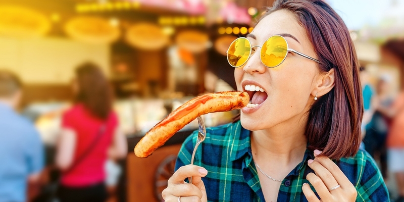 Hàm lượng muối, chất bảo quản và nước sốt cay mặn đi kèm xúc xích có thể gây xót rát, kích ứng nền môi non