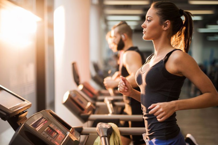 Giữ thẳng người khi chạy trên máy Giữ thẳng người khi chạy trên máy