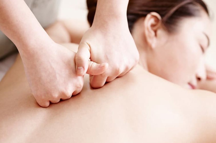 Thực hiện đấm lưng cho bà bầu thật chuẩn để đảm bảo an toàn Thực hiện đấm lưng cho bà bầu thật chuẩn để đảm bảo an toàn