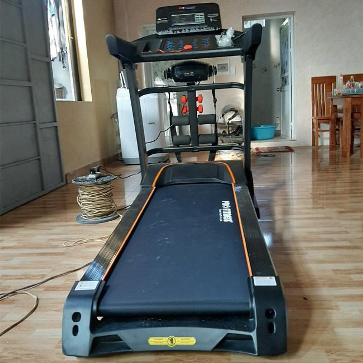 Lớp melamine của máy bị mòn cũng là một nguyên nhân gây máy chạy bộ hay bị giật Lớp melamine của máy bị mòn cũng là một nguyên nhân gây máy chạy bộ hay bị giật