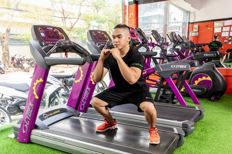Giữ nguyên tư thế Squat và di chuyển chậm trên máy chạy bộ Giữ nguyên tư thế Squat và di chuyển chậm trên máy chạy bộ
