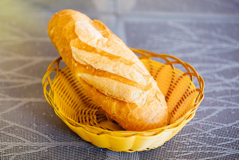 Không nên ăn bánh mì thay thế hoàn toàn cho cơm