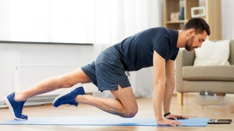 Thao tác thực hiện plank cao kết hợp co gối