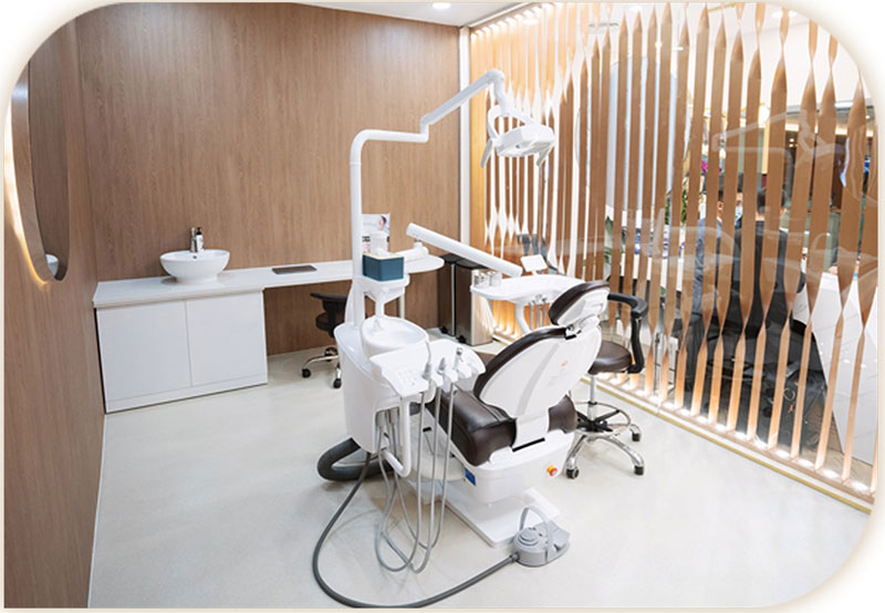 Màu sắc được sử dụng linh hoạt để giúp phòng khám trở nên thu hút