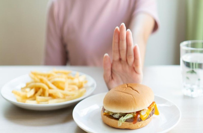 Hạn chế tiêu thụ đồ ăn nhanh để tránh tăng cân