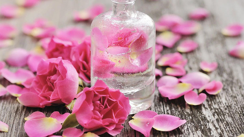Mặt nạ dưa leo và nước hoa hồng
