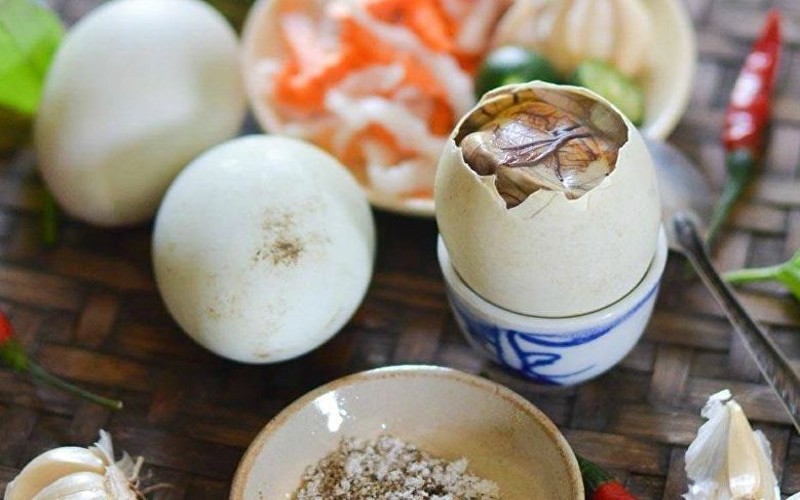 Bạn tuyệt đối không ăn vịt lộn vào buổi tối