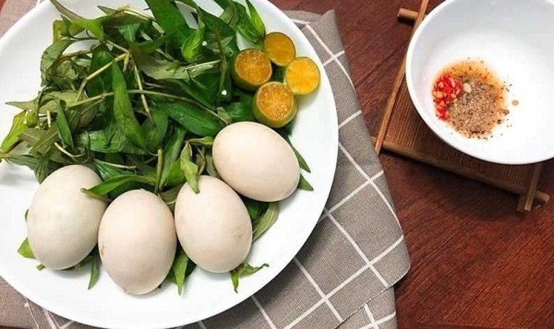 Để không gây tăng cân, số lượng trứng vịt lộn bạn nên ăn là khoảng 4 quả/ tuần.