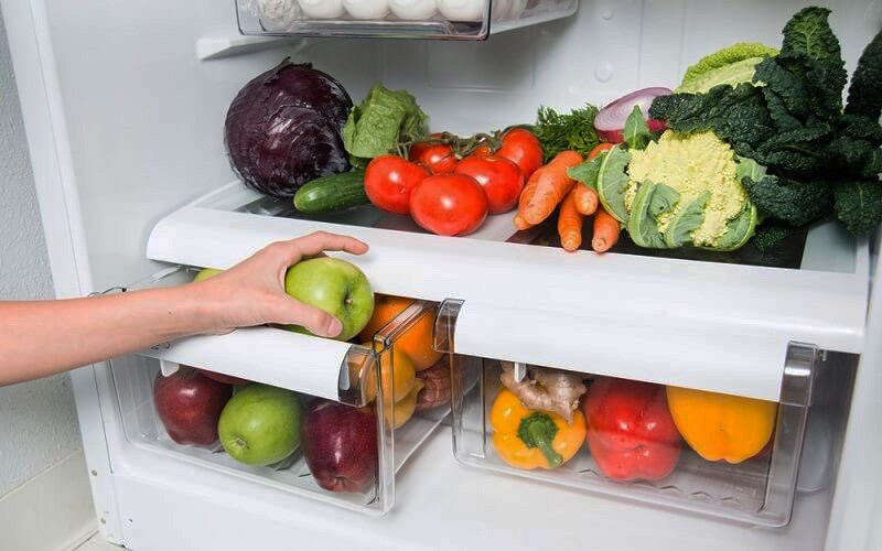 Rửa sạch và khử trùng trái cây là điều kiện bắt buộc trước khi ăn.