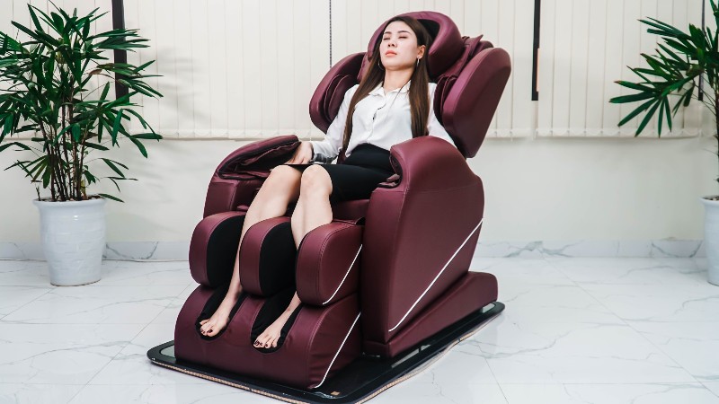 Điều chỉnh ghế massage nâng lên hạ xuống để có tư thế thoải mái nhất