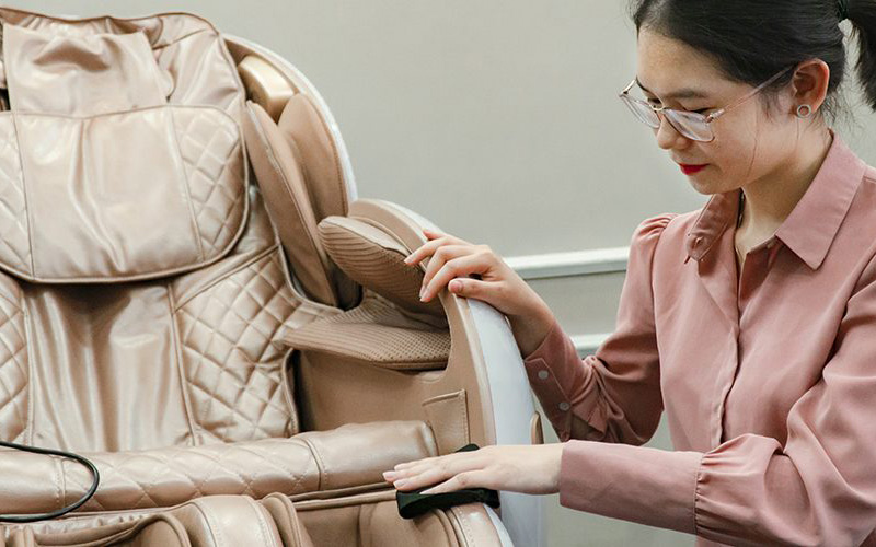 Dùng miếng vải mềm mại lau phần da ghế massage