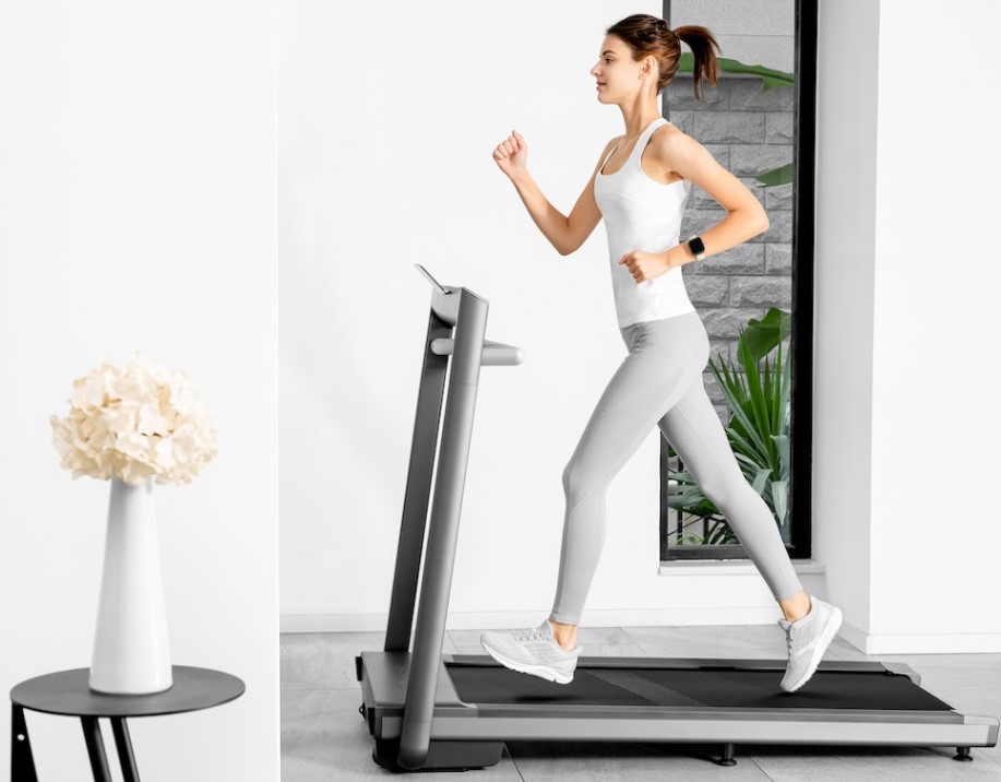Máy chạy bộ phù hợp cho người bị thoát vị đĩa đệm