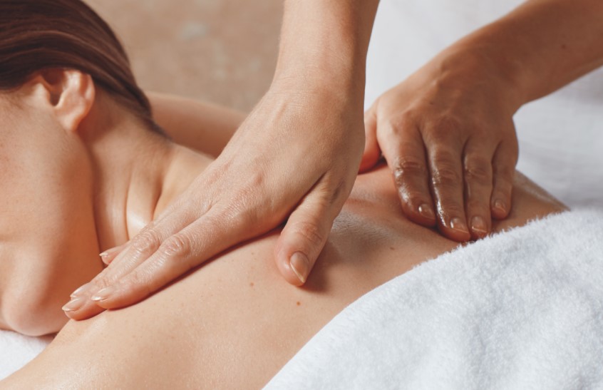 Massage xoa tròn ở vùng lưng hoặc các vùng bị đau mỏi Massage xoa tròn ở vùng lưng hoặc các vùng bị đau mỏi