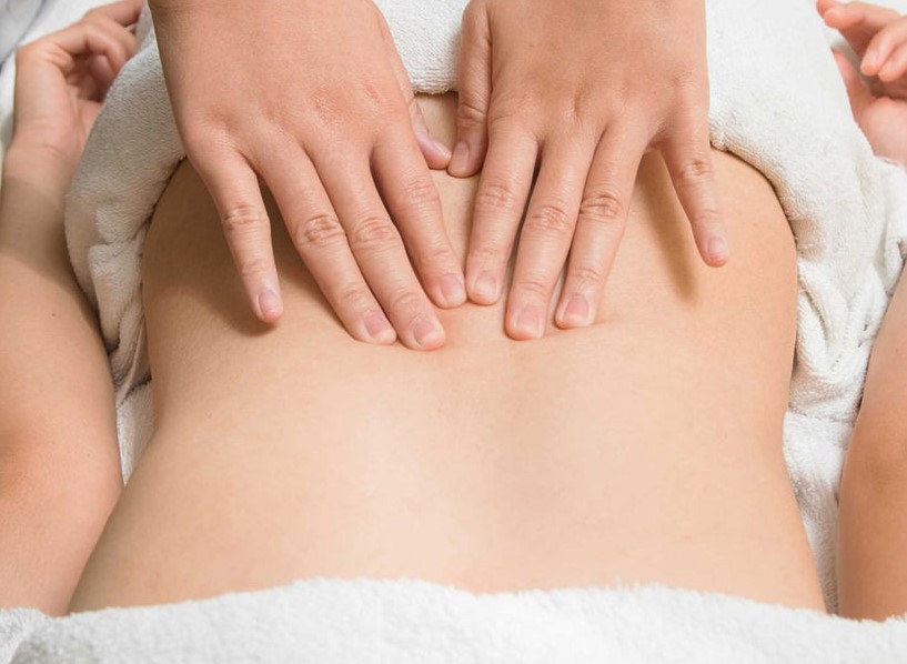 Vuốt dọc sống lưng từ trên xuống dưới Vuốt dọc sống lưng từ trên xuống dưới