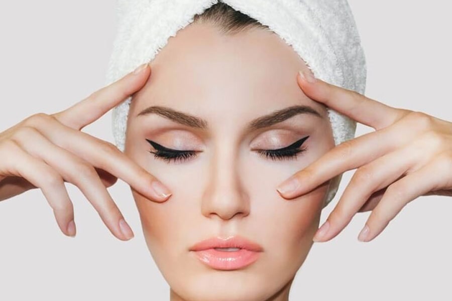 Massage mắt trước khi đi ngủ giúp đôi mắt đỡ nhức mỏi sau một ngày làm việc Massage mắt trước khi đi ngủ giúp đôi mắt đỡ nhức mỏi sau một ngày làm việc
