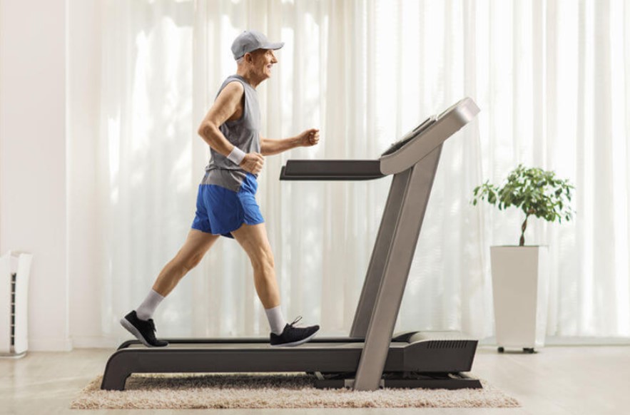 Sử dụng các thiết bị như máy đi bộ để hỗ trợ vận động an toàn hơn