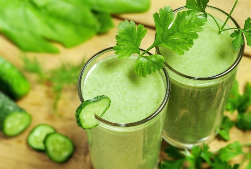 Uống nước ép cần tây giảm mỡ bụng