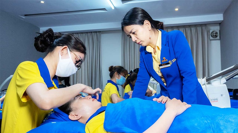 Học viên thực hành chăm sóc da
