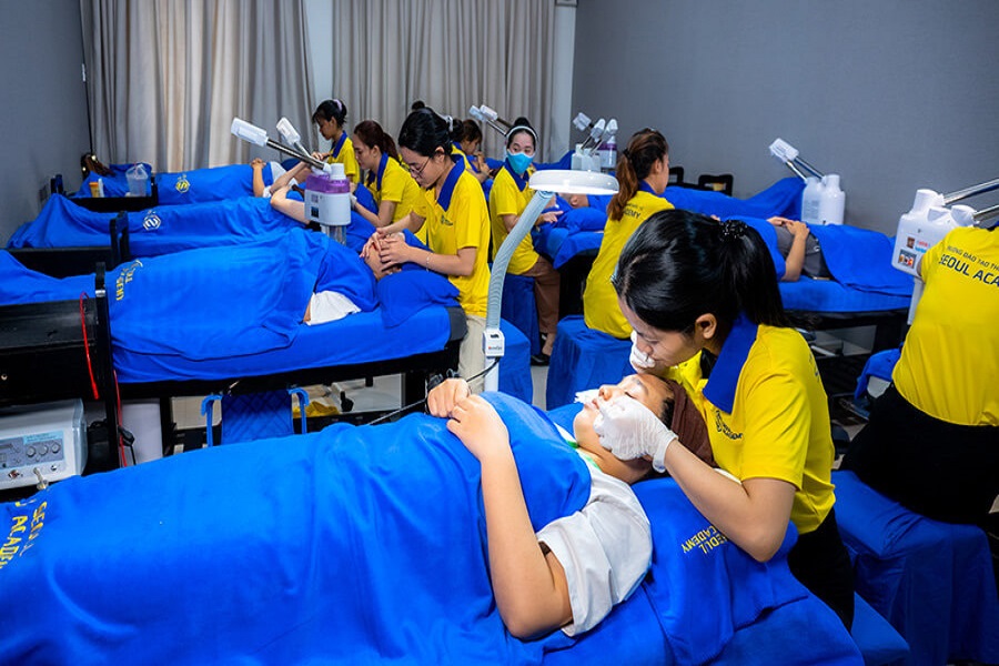 Thăm khám da bằng thiết bị công nghệ cao