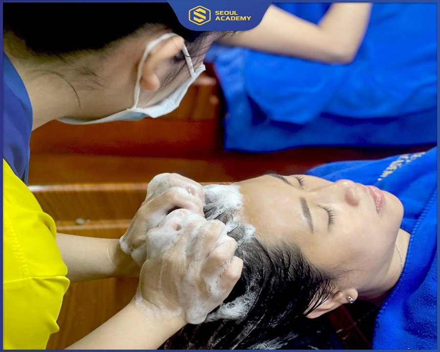 Gội đầu massage là nội dung cơ bản của khóa đào tạo massage body