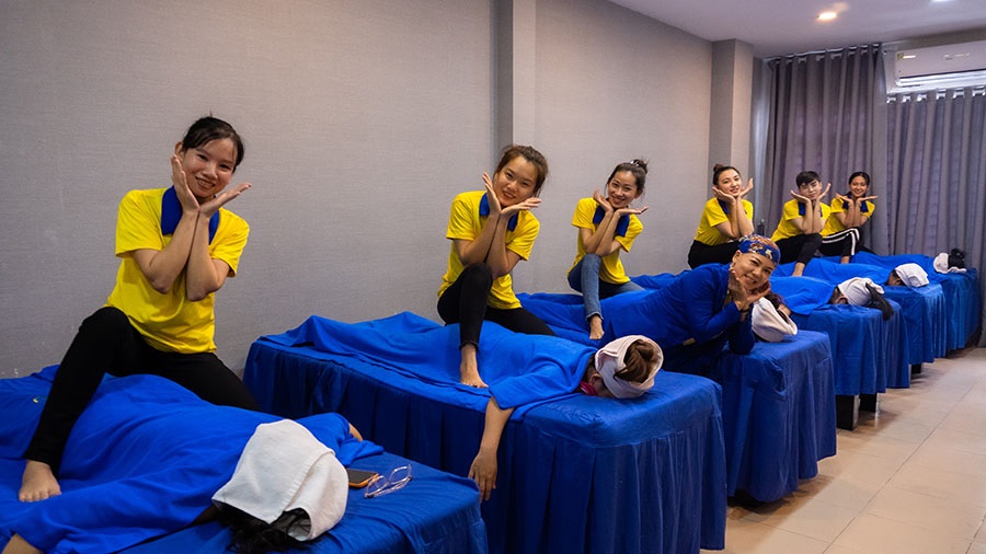 Học viên thực hành học nghề massage
