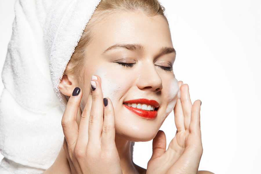 Dùng sữa rửa mặt không chứa cồn