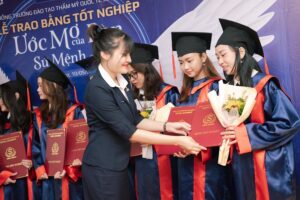 Khóa học nghề gội đầu dưỡng sinh tại Lá Hair Spa cung cấp nền tảng kiến thức vững vàng cho các bạn học viên