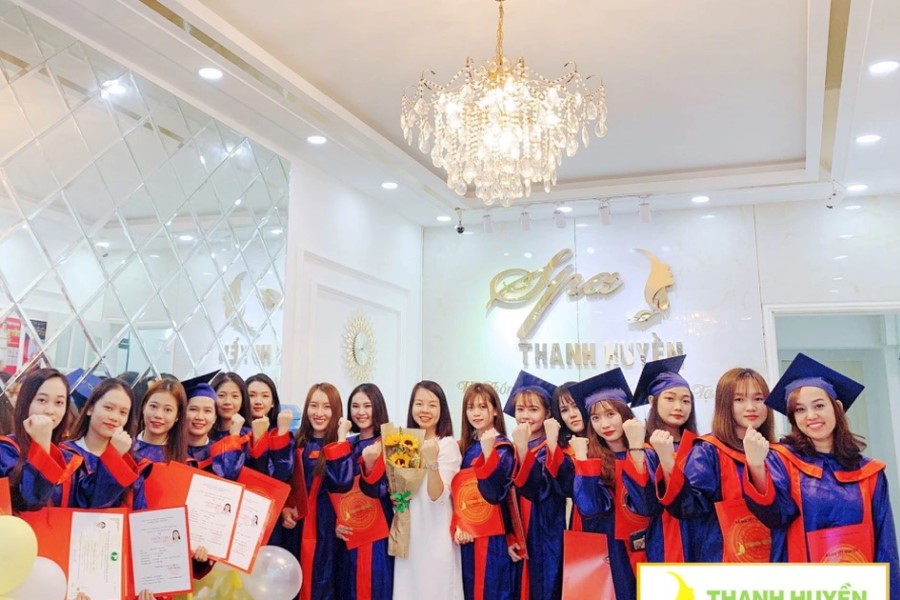 Các học viên hoàn thành khóa quản lý spa tại Thanh Huyền