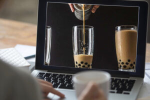 Học viên kết hợp học khóa học pha chế trà sữa online uy tín từ trung tâm và các kênh trực tuyến để tối ưu hiệu quả