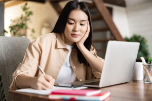Học từ vựng chủ chốt là cách học thuộc trắc nghiệm tiếng anh nhanh