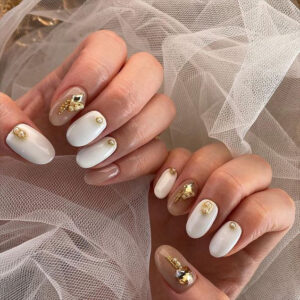 Mẫu nail cô dâu màu trắng đính nhũ 2 -3 ngón