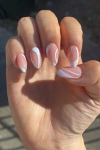 Mẫu nail màu trắng sữa có điểm nhấn là vẽ sọc ca rô